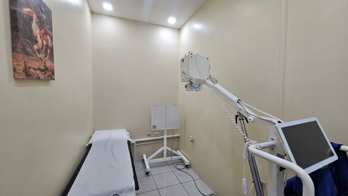 X-ray room and medical imaging equipment